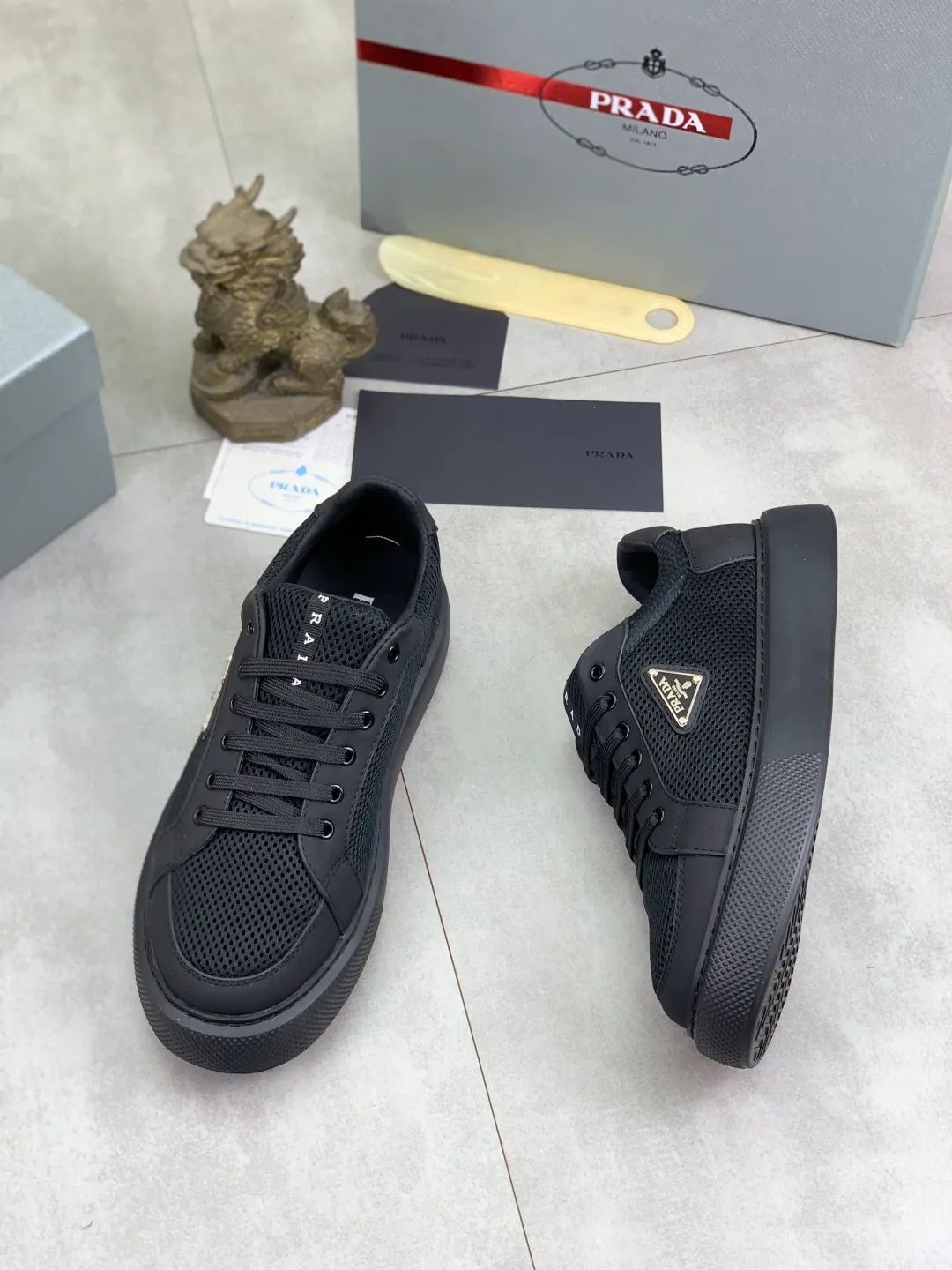 Men's shoes 💰P580💰 [New style] High version official website popular models are on the market, 🆘 Trendy brand (Prada) mainly promotes popular models, avant-garde and versatile fashion men's shoes private version mold opening, cowhide surface splicing 1:1.. Fashionable and simple, original imported cowhide lining cowhide feet; the atmosphere and personality are more fashionable, eye-catching and pursuing class. It will subvert the old idea and be a must-have for fashion trendsetters with you! Must keep it for yourself! Tall and comfortable, large and low, high-end quality workmanship. Size: 38-44 6️⃣colors available.